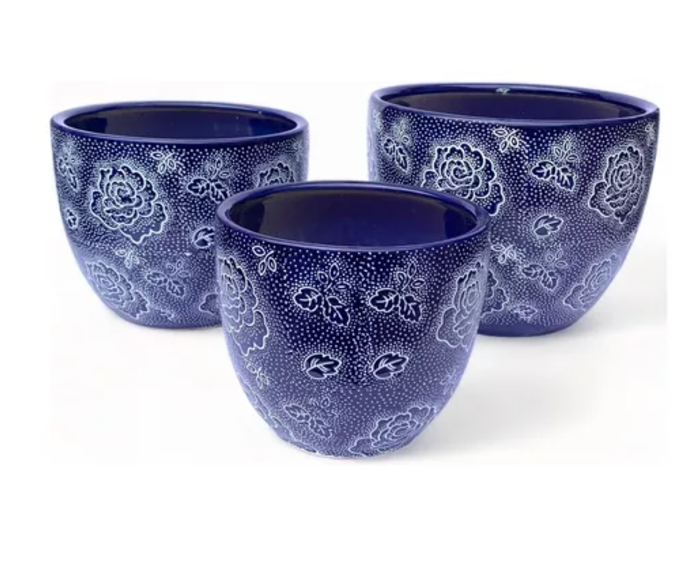 macetero azul con flores